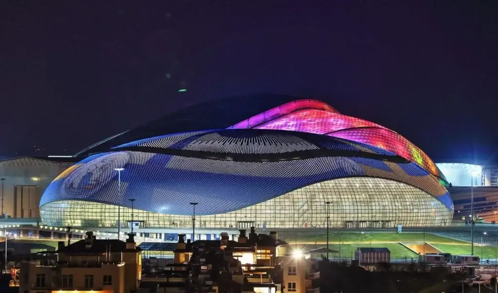 Comparison of the largest ice hockey stadiums in different countries: Who is ahead in terms of size?